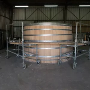 Cuves et foudres En complément de nos collections en tonnellerie traditionnelle, nous distribuons également les cuves et foudres en chêne des artisans foudriers Radoux. Avec plus de 75 ans d'expertise, la tonnellerie Radoux allie magnifiquement tradition et design dans la création de ses contenants prestigieux dédiés à l'élevage et à la fermentation des vins et spiritueux. barrique échafaudage